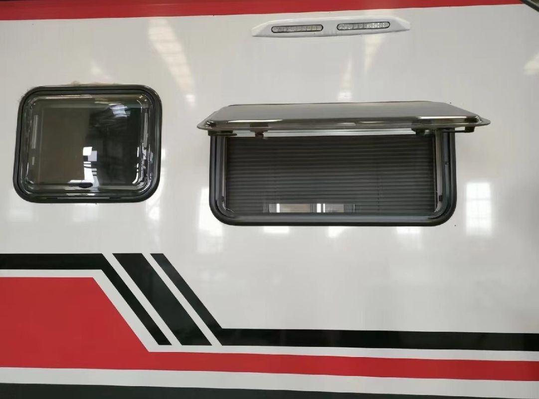 Plaque Acrylique Haute Résistance pour Fenêtres de Camping-Car Offrant Protection et Longévité aux Fenêtres Installées sur Différents Types de Camping-Cars