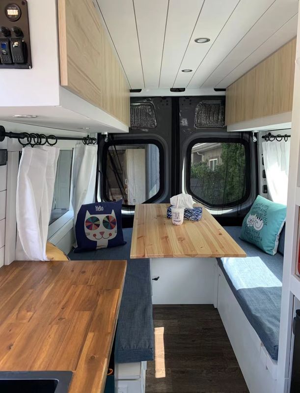 Plaque Acrylique Haute Résistance pour Fenêtres de Camping-Car Offrant Protection et Longévité aux Fenêtres Installées sur Différents Types de Camping-Cars