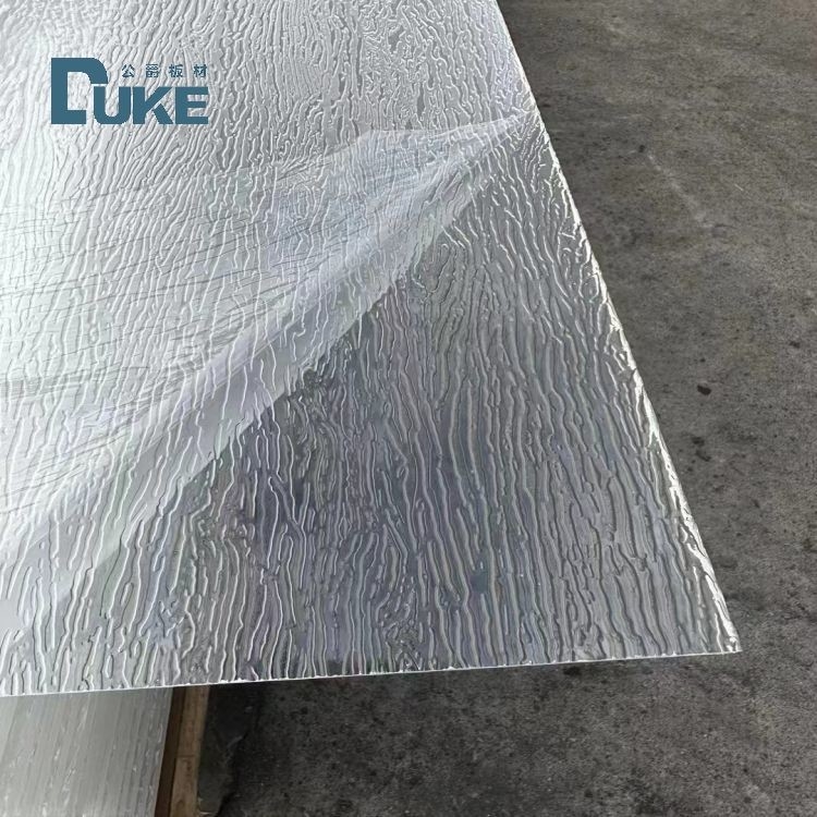 Plaque acrylique rayée en forme de V transparente texturée en pierre résistante aux produits chimiques, épaisseur de 6 mm et design durable