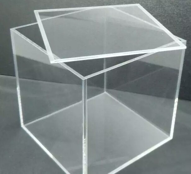 Folie acrylique coulée optique de haute clarté à 92% de transmission lumineuse Matériau Mitsubishi vierge pour affichage