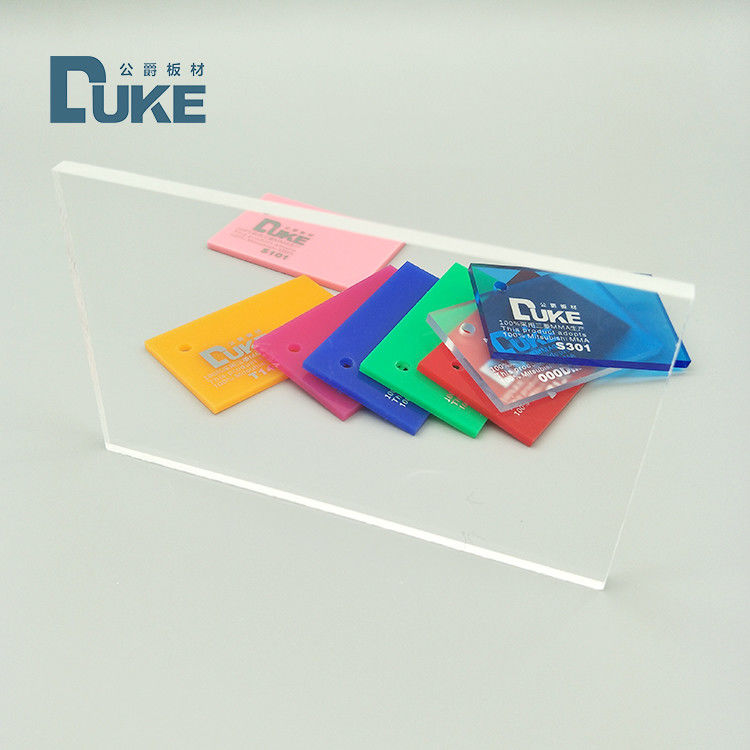 Panneau en plexiglas transparent à haute transmission lumineuse de taille standard 92% avec service de découpe laser personnalisé pour l'affichage